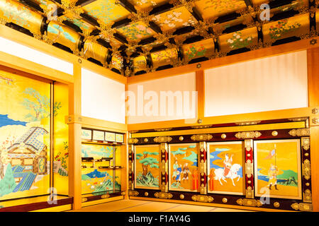 Château Kumamoto avant le tremblement de terre de 2016. Intérieur de la reconstruction de Goten Palace. Shokun-no-ma chambre avec peinture de procession sur les panneaux muraux. Banque D'Images