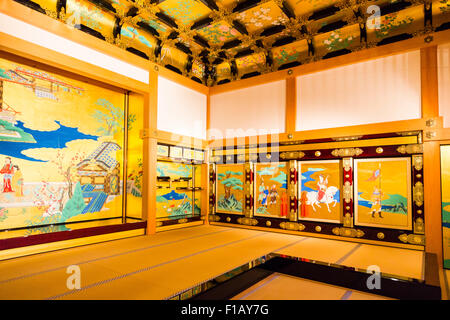 Château Kumamoto avant le tremblement de terre de 2016. De l'intérieur, reconstruit Goten Palace, Honmarugoten Shokun-no-ma chambre avec écrans peints sur les murs. Banque D'Images