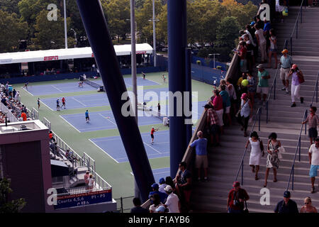 New York, USA. Août 31, 2015. La foule profitant de la première journée de jeu à l'US Open à Flushing Meadows, New York le lundi 31 août. Crédit : Adam Stoltman/Alamy Live News Banque D'Images