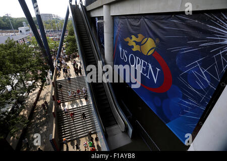 New York, USA. Août 31, 2015. La foule profitant de la première journée de jeu à l'US Open à Flushing Meadows, New York le lundi 31 août. Crédit : Adam Stoltman/Alamy Live News Banque D'Images