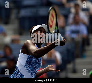 New York, USA. Août 31, 2015. Venus Williams en action contre Monica Puig lors du premier tour de l'US Open à Flushing Meadows, New York le lundi 31 août. Crédit : Adam Stoltman/Alamy Live News Banque D'Images