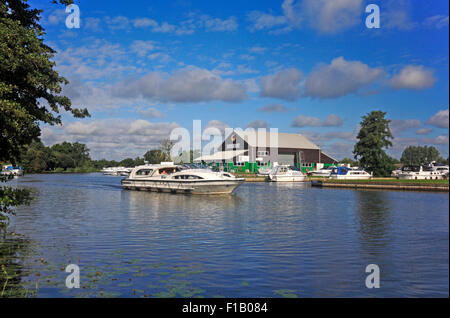 Une vue d'une patrouille sur la rivière Bure sur les Norfolk Broads à Horning, Norfolk, Angleterre, Royaume-Uni. Banque D'Images