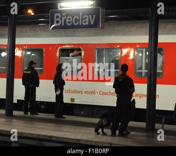 La police tchèque a arrêté quelque 200 réfugiés sur les trains à partir de la Hongrie et l'Autriche à la gare à Breclav, République tchèque, le 1 septembre 2015. La police a été préparé pour les migrants. Des bus pour leur transport stationné à l'extérieur de la station et des dizaines de policiers patrouillaient là. Les premiers migrants, qui ont rempli l'un des bus, sont arrivés à Breclav à partir de Vienne avant minuit, tandis que d'autres, autour de 100, est venu sur un train à partir de la Hongrie vers l'Allemagne après minuit. Un certain nombre de ces réfugiés sont venus de Syrie. (CTK Photo/Igor Zehl) Banque D'Images