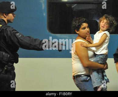 La police tchèque a arrêté quelque 200 réfugiés sur les trains à partir de la Hongrie et l'Autriche à la gare à Breclav, République tchèque, le 1 septembre 2015. La police a été préparé pour les migrants. Des bus pour leur transport stationné à l'extérieur de la station et des dizaines de policiers patrouillaient là. Les premiers migrants, qui ont rempli l'un des bus, sont arrivés à Breclav à partir de Vienne avant minuit, tandis que d'autres, autour de 100, est venu sur un train à partir de la Hongrie vers l'Allemagne après minuit. Un certain nombre de ces réfugiés sont venus de Syrie. (CTK Photo/Igor Zehl) Banque D'Images