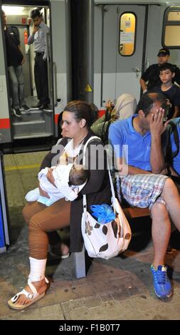 La police tchèque a arrêté quelque 200 réfugiés sur les trains à partir de la Hongrie et l'Autriche à la gare à Breclav, République tchèque, le 1 septembre 2015. La police a été préparé pour les migrants. Des bus pour leur transport stationné à l'extérieur de la station et des dizaines de policiers patrouillaient là. Les premiers migrants, qui ont rempli l'un des bus, sont arrivés à Breclav à partir de Vienne avant minuit, tandis que d'autres, autour de 100, est venu sur un train à partir de la Hongrie vers l'Allemagne après minuit. Un certain nombre de ces réfugiés sont venus de Syrie. (CTK Photo/Igor Zehl) Banque D'Images