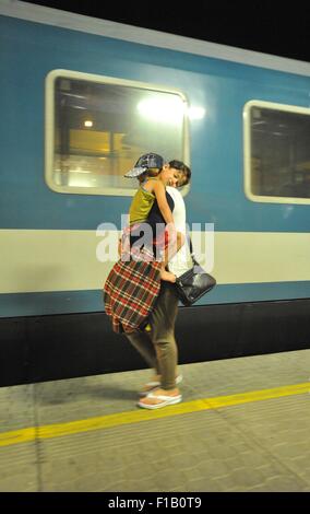 La police tchèque a arrêté quelque 200 réfugiés sur les trains à partir de la Hongrie et l'Autriche à la gare à Breclav, République tchèque, le 1 septembre 2015. La police a été préparé pour les migrants. Des bus pour leur transport stationné à l'extérieur de la station et des dizaines de policiers patrouillaient là. Les premiers migrants, qui ont rempli l'un des bus, sont arrivés à Breclav à partir de Vienne avant minuit, tandis que d'autres, autour de 100, est venu sur un train à partir de la Hongrie vers l'Allemagne après minuit. Un certain nombre de ces réfugiés sont venus de Syrie. (CTK Photo/Igor Zehl) Banque D'Images