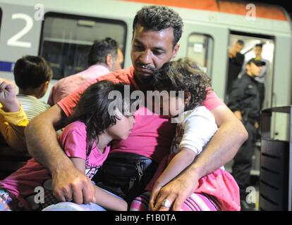 La police tchèque a arrêté quelque 200 réfugiés sur les trains à partir de la Hongrie et l'Autriche à la gare à Breclav, République tchèque, le 1 septembre 2015. La police a été préparé pour les migrants. Des bus pour leur transport stationné à l'extérieur de la station et des dizaines de policiers patrouillaient là. Les premiers migrants, qui ont rempli l'un des bus, sont arrivés à Breclav à partir de Vienne avant minuit, tandis que d'autres, autour de 100, est venu sur un train à partir de la Hongrie vers l'Allemagne après minuit. Un certain nombre de ces réfugiés sont venus de Syrie. (CTK Photo/Igor Zehl) Banque D'Images