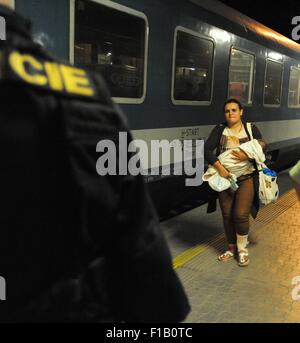 La police tchèque a arrêté quelque 200 réfugiés sur les trains à partir de la Hongrie et l'Autriche à la gare à Breclav, République tchèque, le 1 septembre 2015. La police a été préparé pour les migrants. Des bus pour leur transport stationné à l'extérieur de la station et des dizaines de policiers patrouillaient là. Les premiers migrants, qui ont rempli l'un des bus, sont arrivés à Breclav à partir de Vienne avant minuit, tandis que d'autres, autour de 100, est venu sur un train à partir de la Hongrie vers l'Allemagne après minuit. Un certain nombre de ces réfugiés sont venus de Syrie. (CTK Photo/Igor Zehl) Banque D'Images