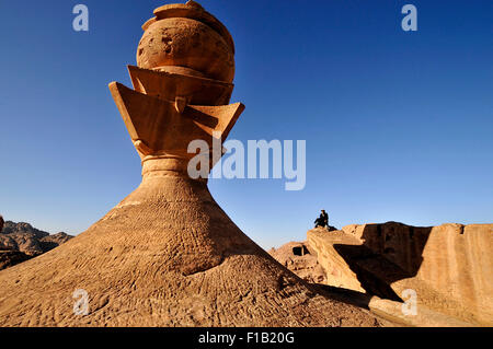 L'homme regardant le célèbre monument sur le dessus du monastère à Petra. Banque D'Images