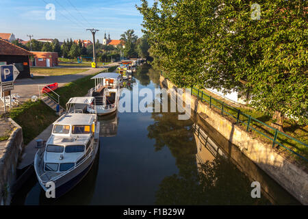 Canal Bata, port Straznice République Tchèque, Europe le canal Bata est un canal navigable sur la Morava Banque D'Images