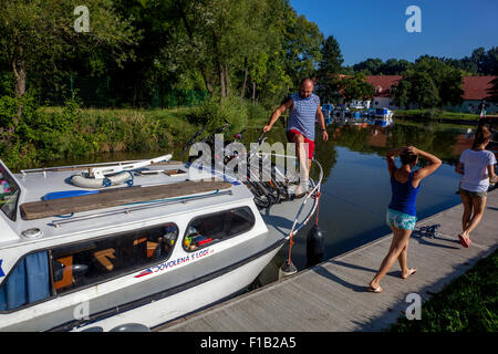 Canal Bata, port Straznice, Moravie du Sud, République Tchèque, Europe le canal Bata est un canal navigable en bateau familial Banque D'Images