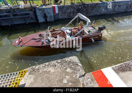 Passage par le navire de l'écluse. Canal Bata, port Straznice Petrov, Moravie du Sud, la République tchèque, l'Europe, est un canal Bata Banque D'Images