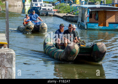 Passage par le navire de l'écluse. Canal Bata, port Straznice Petrov, Moravie du Sud, la République tchèque, l'Europe, est un canal Bata Banque D'Images