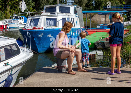 Canal Bata, port Straznice Petrov, Moravie du Sud, République Tchèque, Europe Canal Bata est un canal navigable sur la rivière Morava Banque D'Images