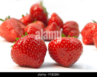 Deux fraises rouges frais mûrs avec groupe de fraises floue en arrière-plan Banque D'Images