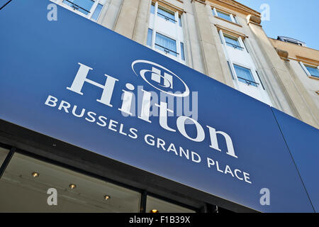 Le logo au-dessus de l'entrée principale de l'hôtel Hilton Hotel Grand Place à Bruxelles le 29 août 201 Banque D'Images