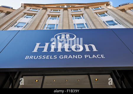 Le logo au-dessus de l'entrée principale de l'hôtel Hilton Hotel Grand Place à Bruxelles le 29 août 201 Banque D'Images