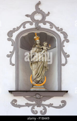 Sculpture de la Vierge Marie portant l'enfant Jésus, dans une alcôve dans un hôtel particulier 1772, Georgenstraße 33, Amberg, Haut-Palatinat Banque D'Images