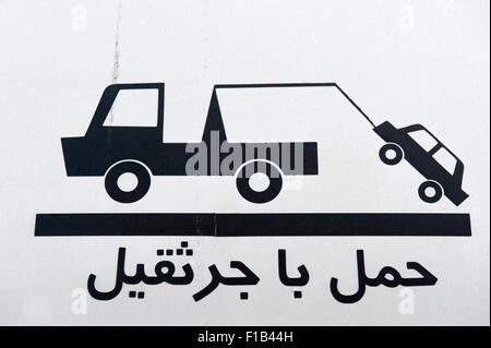 Road sign, signe de remorquage en persan, arabe, l'Iran Banque D'Images