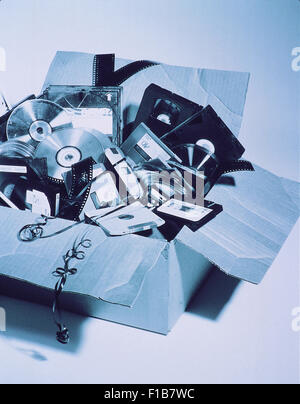 Hambourg, Allemagne, une boîte remplie de divers supports de stockage Banque D'Images