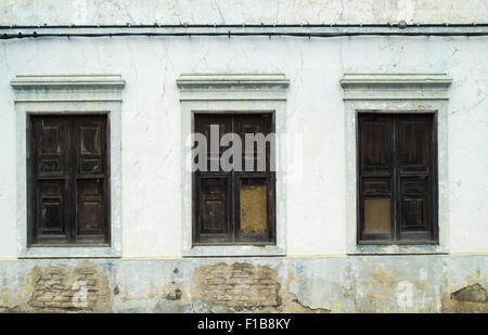 Vieux mur bleu pâle et peeling Banque D'Images