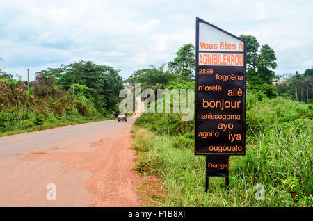 Panneau de bienvenue par Orange (Telecom) en Côte d'Ivoire dans les diverses langues locales Banque D'Images