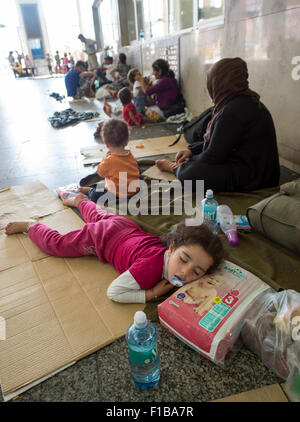 Munich, Allemagne. Du 1er septembre 2015. Les réfugiés qui sont arrivés en train depuis Budapest via l'Autriche, attendre pour se rendre à l'un des centres d'accueil des réfugiés, à la gare centrale de Munich, à Munich, Allemagne, 1 septembre 2015. Dpa : Crédit photo alliance/Alamy Live News Banque D'Images