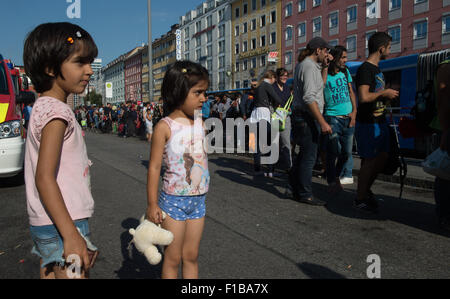 Munich, Allemagne. Du 1er septembre 2015. Les réfugiés qui sont arrivés en train depuis Budapest via l'Autriche, attendre pour se rendre à l'un des centres d'accueil des réfugiés, à la gare centrale de Munich, à Munich, Allemagne, 1 septembre 2015. Dpa : Crédit photo alliance/Alamy Live News Banque D'Images