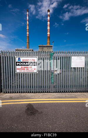 Les deux cheminées de la centrale électrique Poolbeg sur mur nord de Dublin, Dublin, Irlande. Banque D'Images