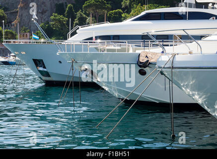 Luxury yachts amarrés dans la Marina Piccola, Sorrento, Italie Banque D'Images