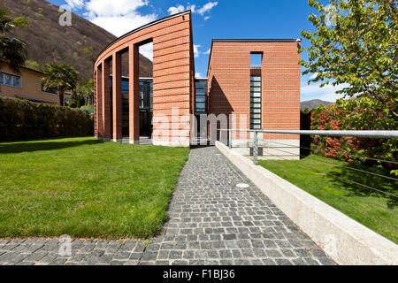 Maison de briques moderne, entouré par la nature Banque D'Images