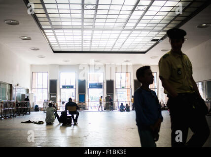 Munich, Allemagne. Du 1er septembre 2015. Attendre pour le transport des réfugiés à l'un des centres d'accueil des réfugiés, à la gare centrale de Munich, à Munich, Allemagne, 1 septembre 2015. PHOTO : NICOLAS ARMER/dpa/Alamy Live News Banque D'Images