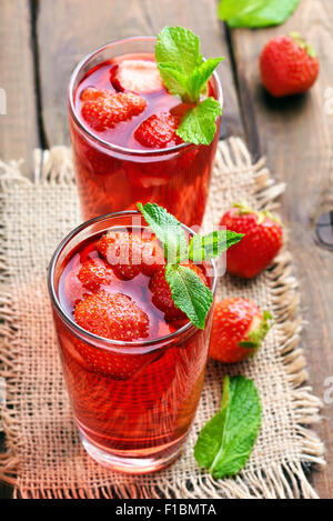 Avec limonade aux fraises menthe sur table en bois Banque D'Images