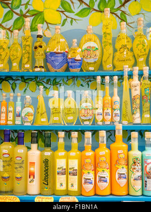 Bouteilles de limoncello en dehors d'un magasin à Sorrente Italie Banque D'Images