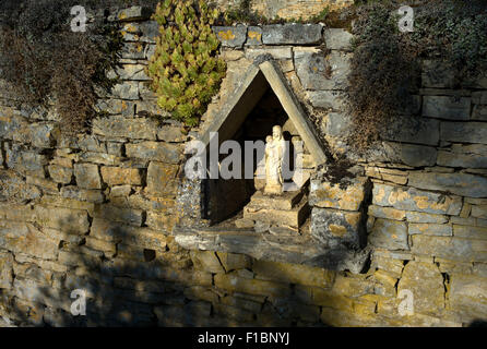 Vierge Marie et le Christ enfant dans une niche en pierre, Pont Carral, Lot, France Banque D'Images