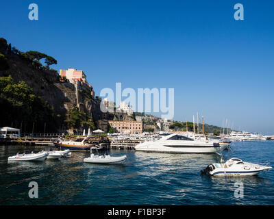 Bateaux amarrés à Marina Piccola à Sorrento, Italie Banque D'Images