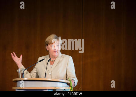 Berlin, Allemagne. Du 1er septembre 2015. La chancelière allemande, Angela Merkel (CDU) parle au cours de la réunion d'entrepreneurs français-allemand à Berlin, Allemagne, 1 septembre 2015. PHOTO : GREGOR FISCHER/dpa/Alamy Live News Banque D'Images