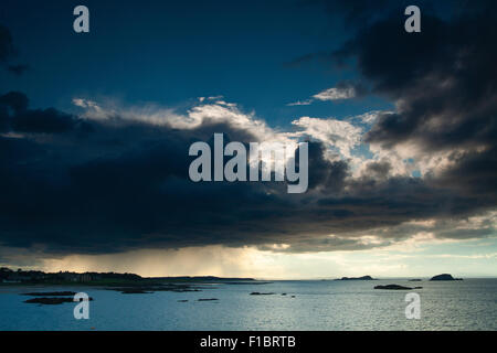 Storm clouds over North Berwick, East Lothian Banque D'Images