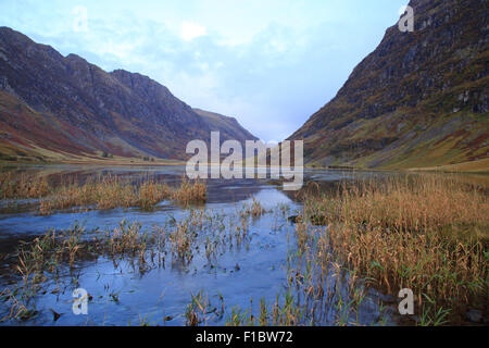 Une vue sur le Loch est Achtriochtan au col de Glencoe Ecosse Banque D'Images