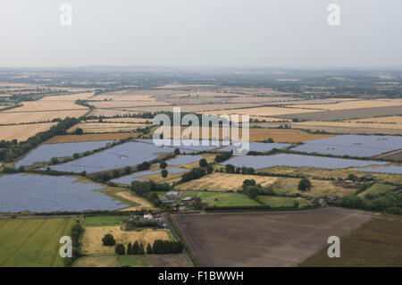 Ferme de panneaux solaires dans l'Oxfordshire UK Vue d'un ballon à air chaud Banque D'Images