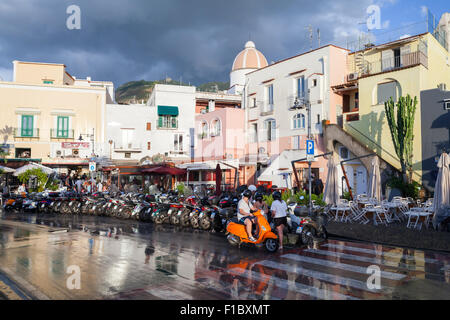 Forio, Italie - 16 août 2015 : rue humide après la pluie avec les scooters garés sur le bord de la route. Forio d'Ischia, Banque D'Images