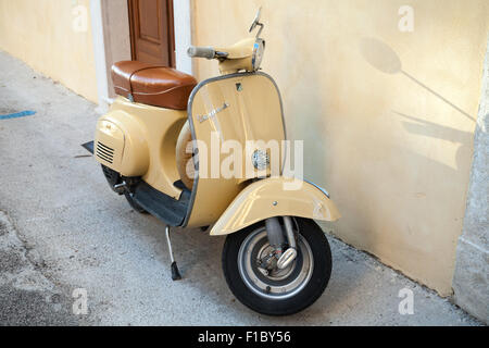 Gaeta, Italie - 19 août 2015 : Classic scooter Vespa jaune est garée près de wall Banque D'Images