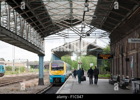 Le train arriva à la gare de Chester, England, UK Banque D'Images