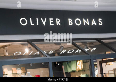 Wimbledon, Londres, Royaume-Uni. 1er septembre 2015. Détaillant de mode Oliver Bonas est devenue la première chaîne high street à payer son personnel un salaire au-dessus du salaire national qui est calculée sur le coût de la vie. Oliver Bonas a promis de payer ses employés au moins £.7,85 par heure configurables par compare avec salaire minimum national de £6.50 l'heure Crédit : amer ghazzal/Alamy Live News Banque D'Images