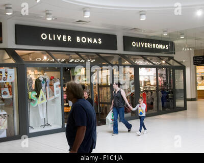 Wimbledon, Londres, Royaume-Uni. 1er septembre 2015. Détaillant de mode Oliver Bonas est devenue la première chaîne high street à payer son personnel un salaire au-dessus du salaire national qui est calculée sur le coût de la vie. Oliver Bonas a promis de payer ses employés au moins £.7,85 par heure configurables par compare avec salaire minimum national de £6.50 l'heure Crédit : amer ghazzal/Alamy Live News Banque D'Images