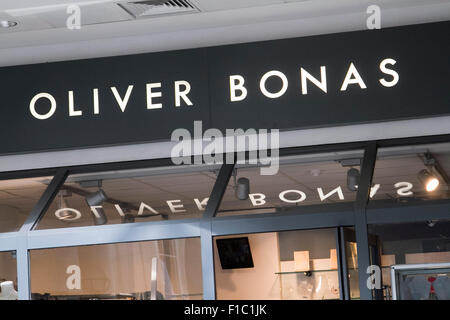 Wimbledon, Londres, Royaume-Uni. 1er septembre 2015. Détaillant de mode Oliver Bonas est devenue la première chaîne high street à payer son personnel un salaire au-dessus du salaire national qui est calculée sur le coût de la vie. Oliver Bonas a promis de payer ses employés au moins £.7,85 par heure configurables par compare avec salaire minimum national de £6.50 l'heure Crédit : amer ghazzal/Alamy Live News Banque D'Images