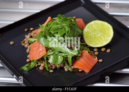 Roquette, saumon, salade de lentilles et de chaux. Banque D'Images