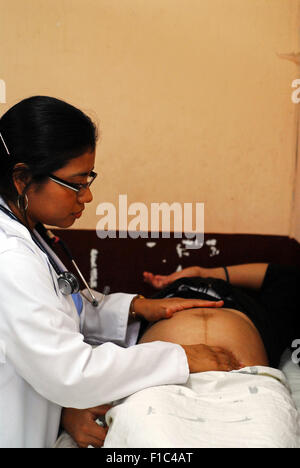 Guatemala, Cuilapa, femme (Neslyn Elizabeth Pineda Arroyo, 18 ans) se trouvant dans une consultation prénatale pour avec un médecin (Dalia Baten, 28 ans) Banque D'Images