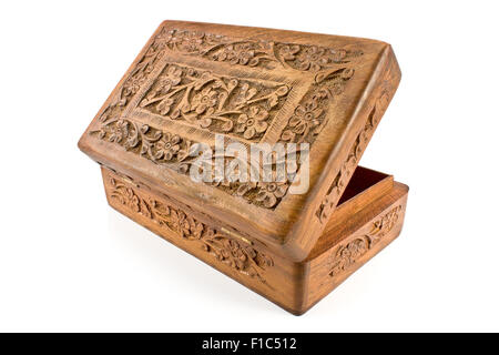 Coffret en bois avec couvercle sculpté de l'Inde isolated on white Banque D'Images