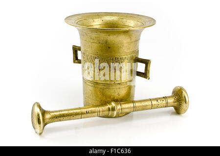 Ancien mortier à main laiton isolated on white Banque D'Images
